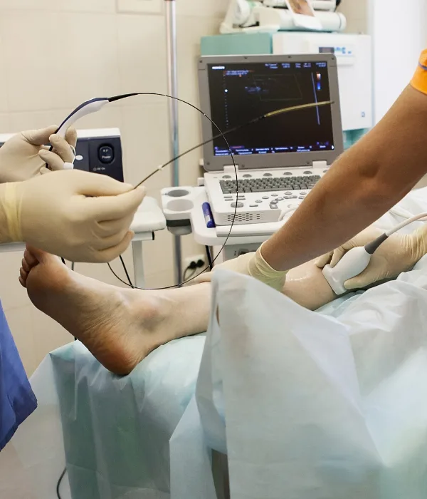 ¿Qué médico trata trombosis venosa profunda?